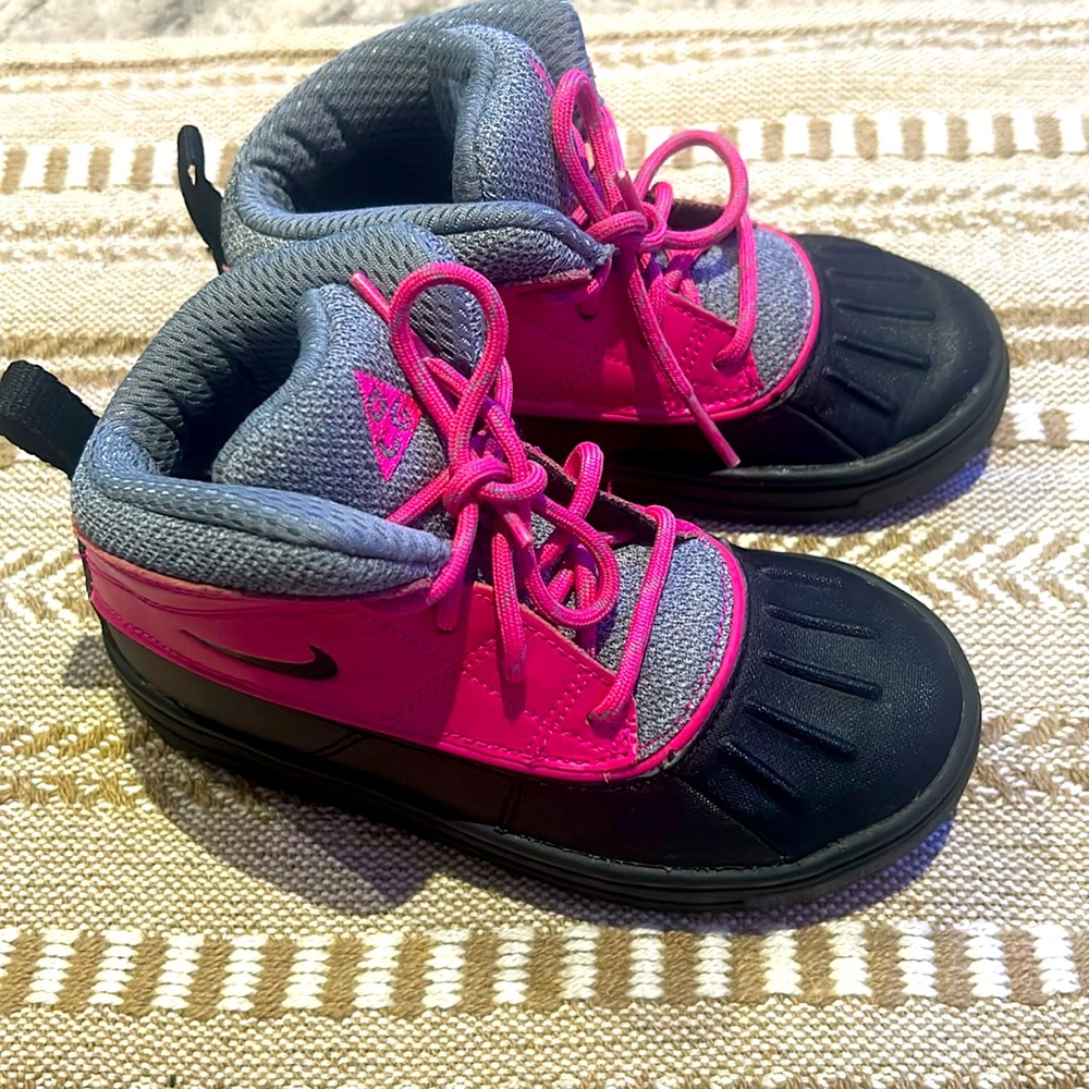 Like new Nike Girls Woodside Boots Size 10C 10